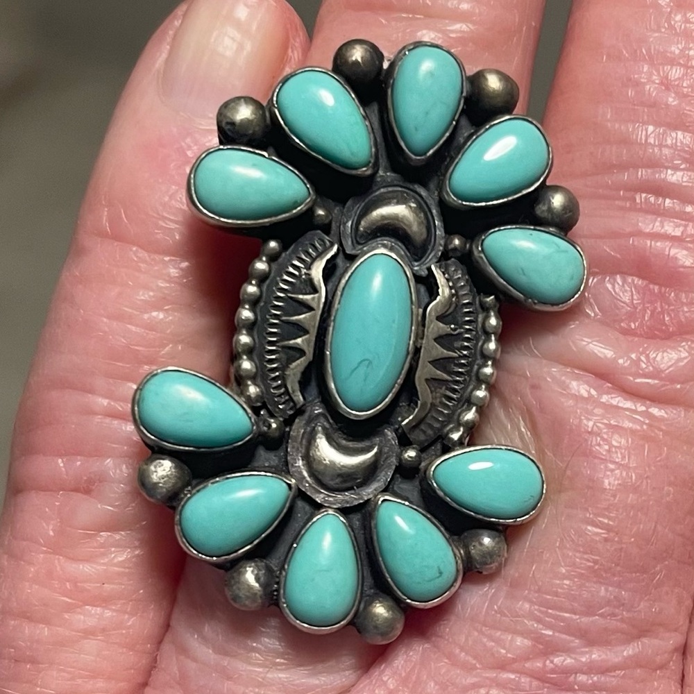 CHACO CANYON TRADING TEARDROP CLUSTER TURQUOISE SIGNED BY NAVAJO ARTIST
Handmade